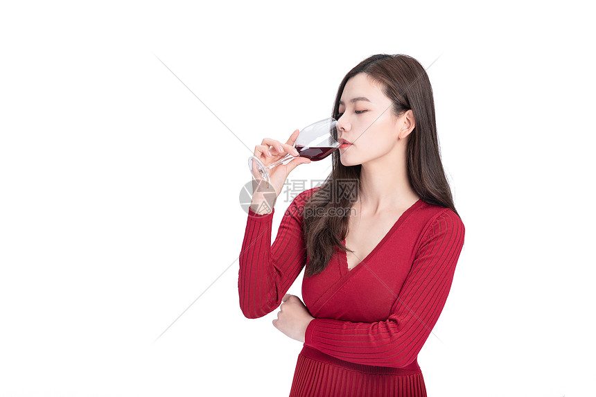 女性喝红酒图片