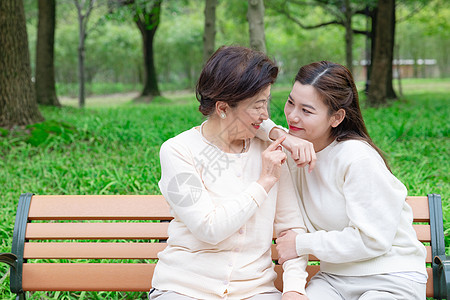 母亲节手机女儿母亲公园休息背景