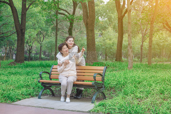 母女公园休息图片