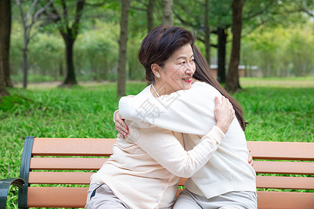 感恩母女公园拥抱背景