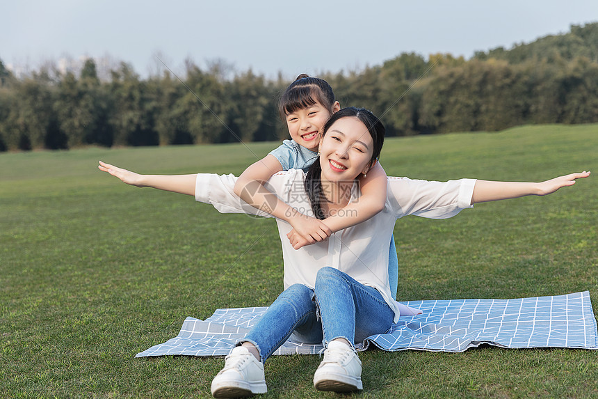 青年母女户外野餐图片