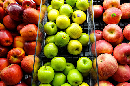 超市中摆放的红色绿色苹果图片