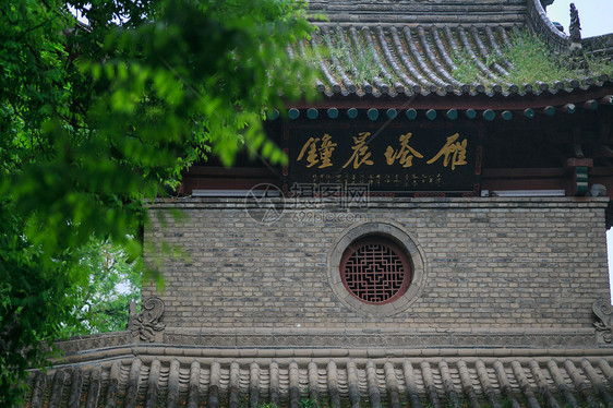 雨中小雁塔图片