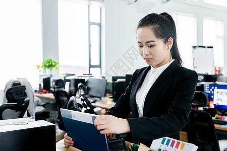 职场女性离职图片