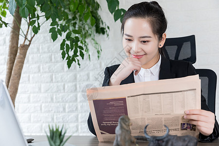 读书职场女性职场女性看报纸背景