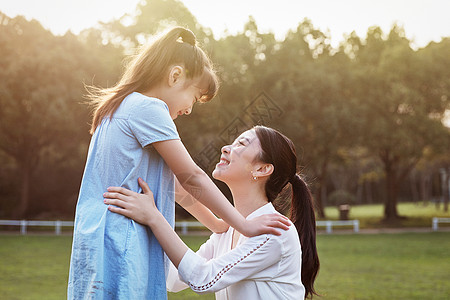 母女聊天青年母女户外游戏背景