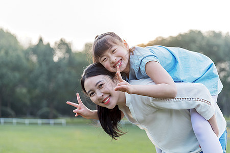 青年母女户外游戏图片