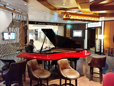 游轮上的钢琴酒吧图片