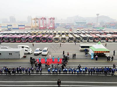 邮轮停靠韩国釜山盛大欢迎场面图片