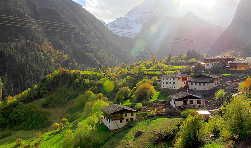 大山里的村落背景图片