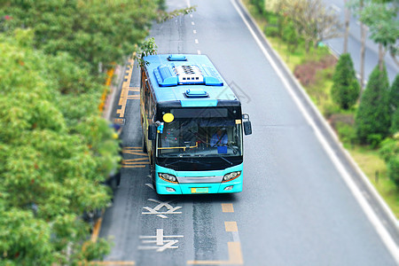 开车在路上马路上的一辆蓝色的公交车大巴车背景