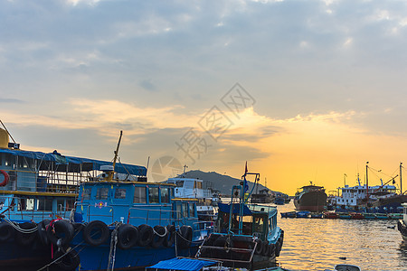 海边船只夕阳背景图片