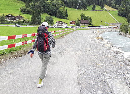 瑞士阿尔卑斯山徒步者图片