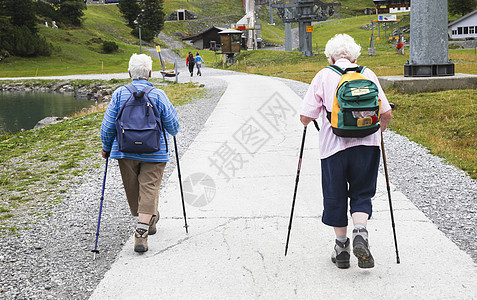 瑞士阿尔卑斯山区徒步的老人图片