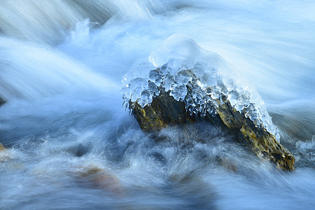 溪流冰花背景图片