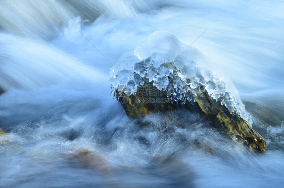 溪流冰花图片