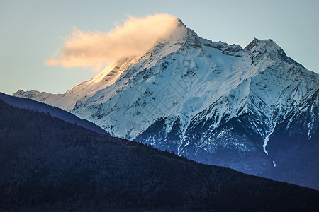 西藏林芝雅鲁藏布江大峡谷雪山风光背景图片