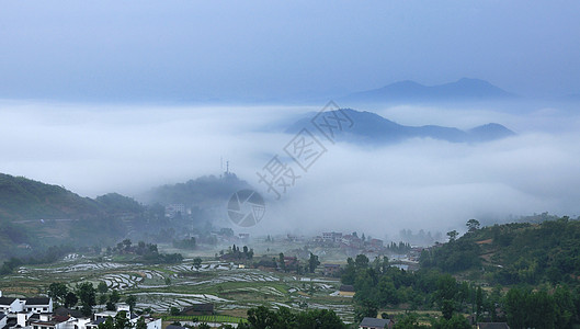 云雾缭绕乡村田园背景图片