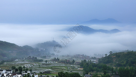 人间仙境云雾缭绕乡村田园背景