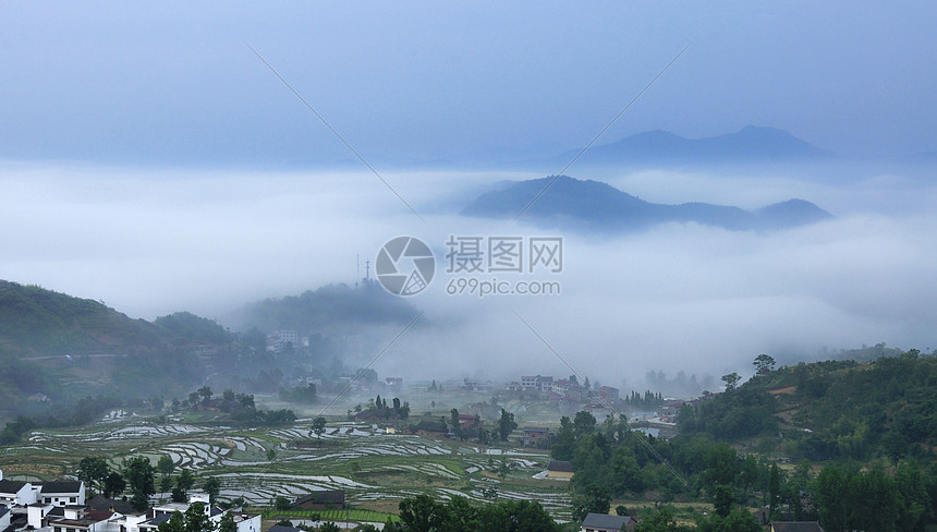 云雾缭绕乡村田园图片