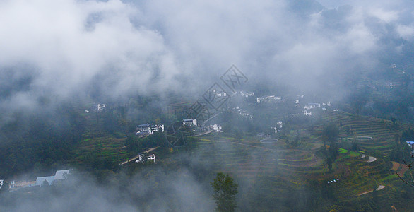 俯瞰云雾中的村舍图片