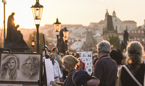 北欧洲布拉格查理大桥上画画的艺人背景