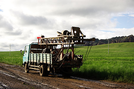 内蒙古大草原上的货车图片