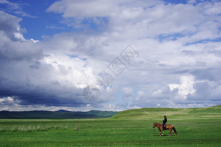 内蒙古草原骑马人图片