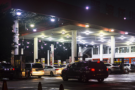 加油站夜景汽车在排队高清图片