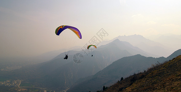 高山上滑翔伞高清图片