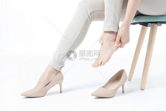 女性穿高跟鞋崴脚图片