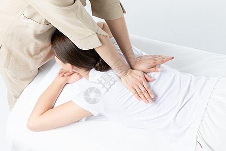 女性背部按摩技师高清图片素材