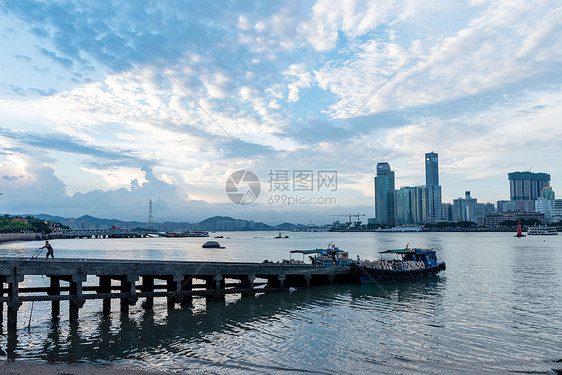 厦门鼓浪屿上眺望鹭江道图片