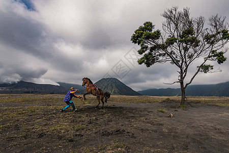 印尼训马人京打马尼火山高清图片