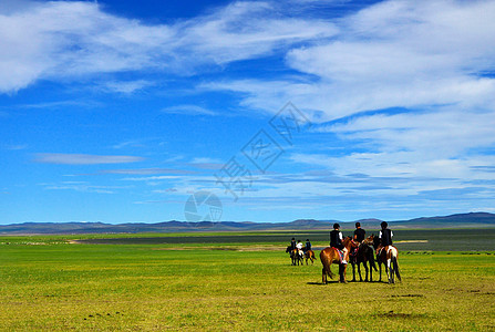 呼伦贝尔草原上骑马的人群图片