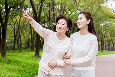 感恩母女户外逛街背景