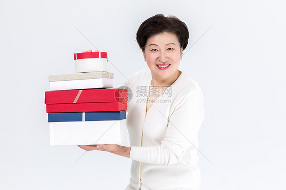 中年女性母亲节收到礼物图片