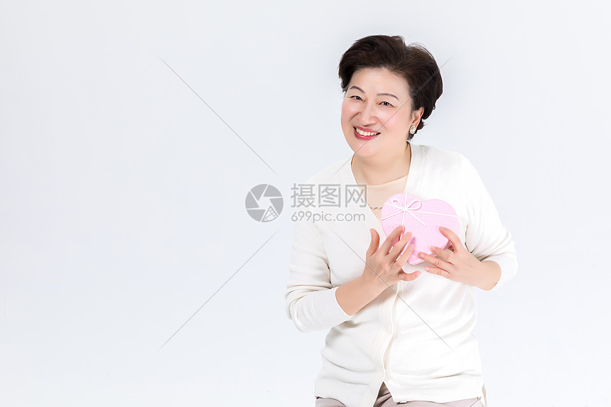 中年女性手持礼盒图片