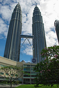 蓝天白云下的马来西亚吉隆坡双子塔图片