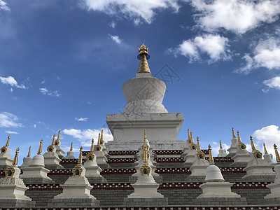 稻城白塔稻城城区附近的白塔背景