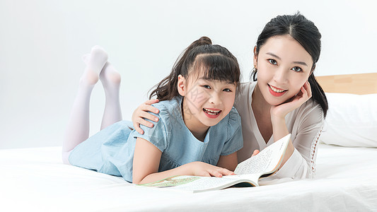 青年母女床上阅读图片