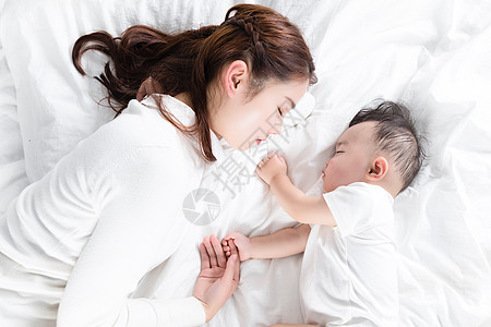妈妈陪伴宝宝入睡图片