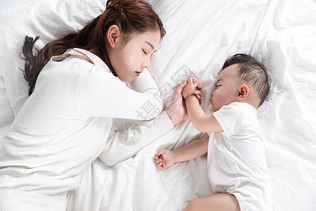 基因链 素材妈妈牵着宝宝的手睡觉背景