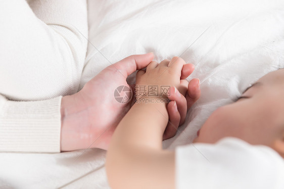 妈妈牵着宝宝的手睡觉图片