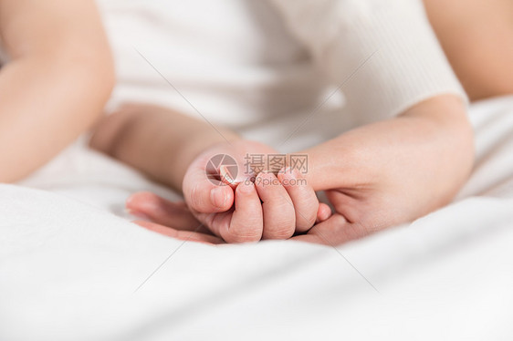 妈妈牵着宝宝的手睡觉图片