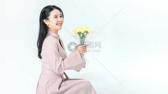 青年母女送花图片