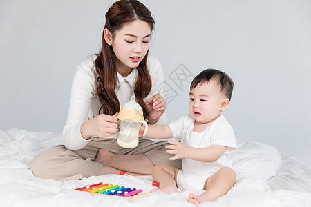 婴儿喝牛奶妈妈喂宝宝喝牛奶背景
