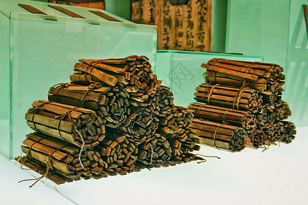 简牍博物馆中的古代书简展品背景图片