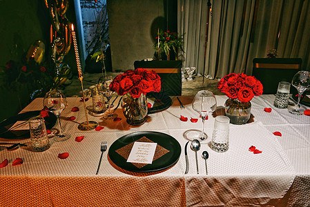 玫瑰主题晚宴餐具布置图片