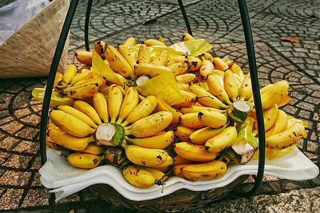 越南街头贩卖的新鲜芭蕉高清图片